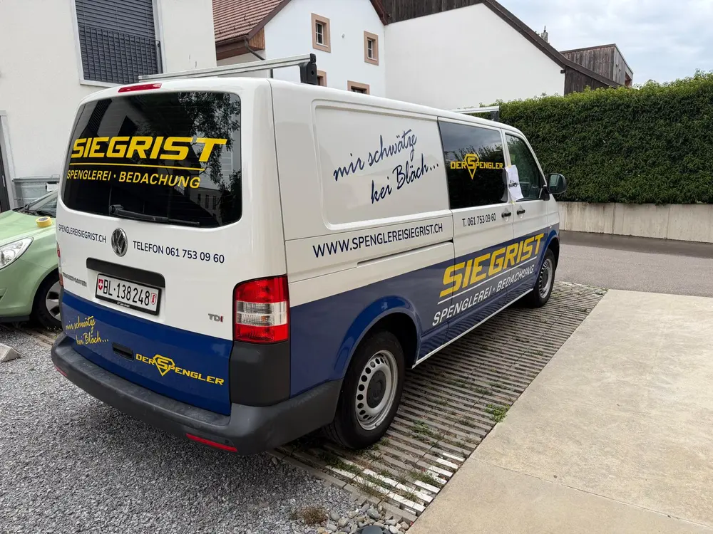 Fahrzeugbeschriftung eines Spenglerei-Lieferwagens im Fricktal
