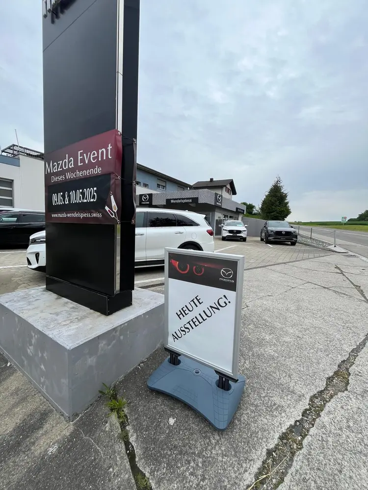 Kundenstopper und Werbestele im Einsatz – Werbemittel von Werbung 360°