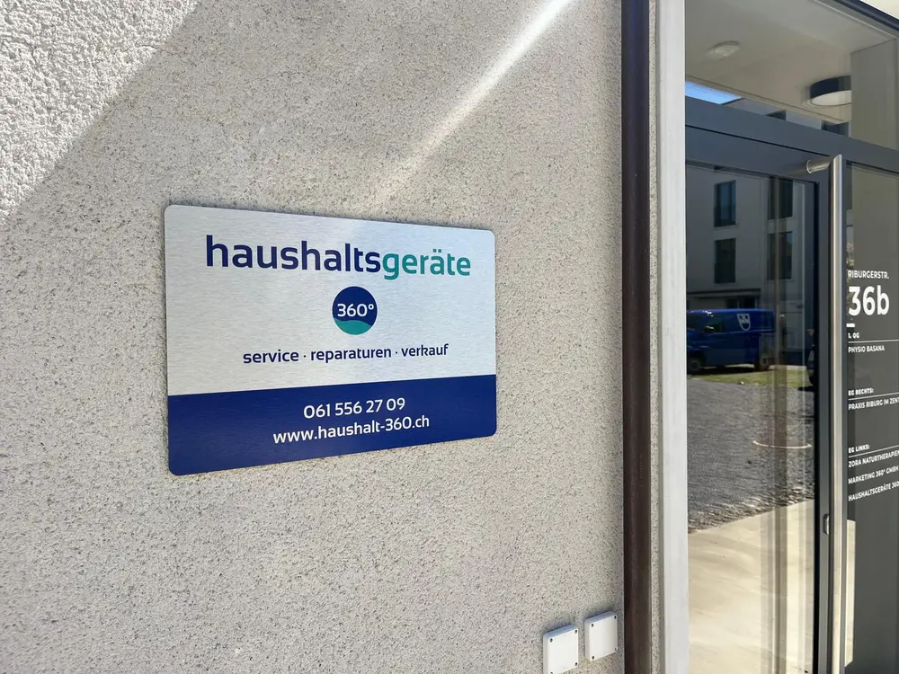 Logo und Corporate Design auf Firmenschild